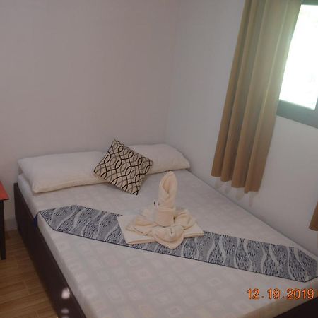 Oyo 712 Island Hop Nido Hostel El Nido Bagian luar foto